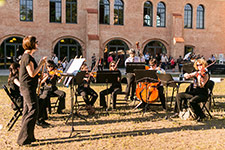 Auf der Schlosswiese<br>Impressionen vom Eröffnungsfest der Ersten Brandenburgischen Landesausstellung - Foto: Thomas Rafalzyk